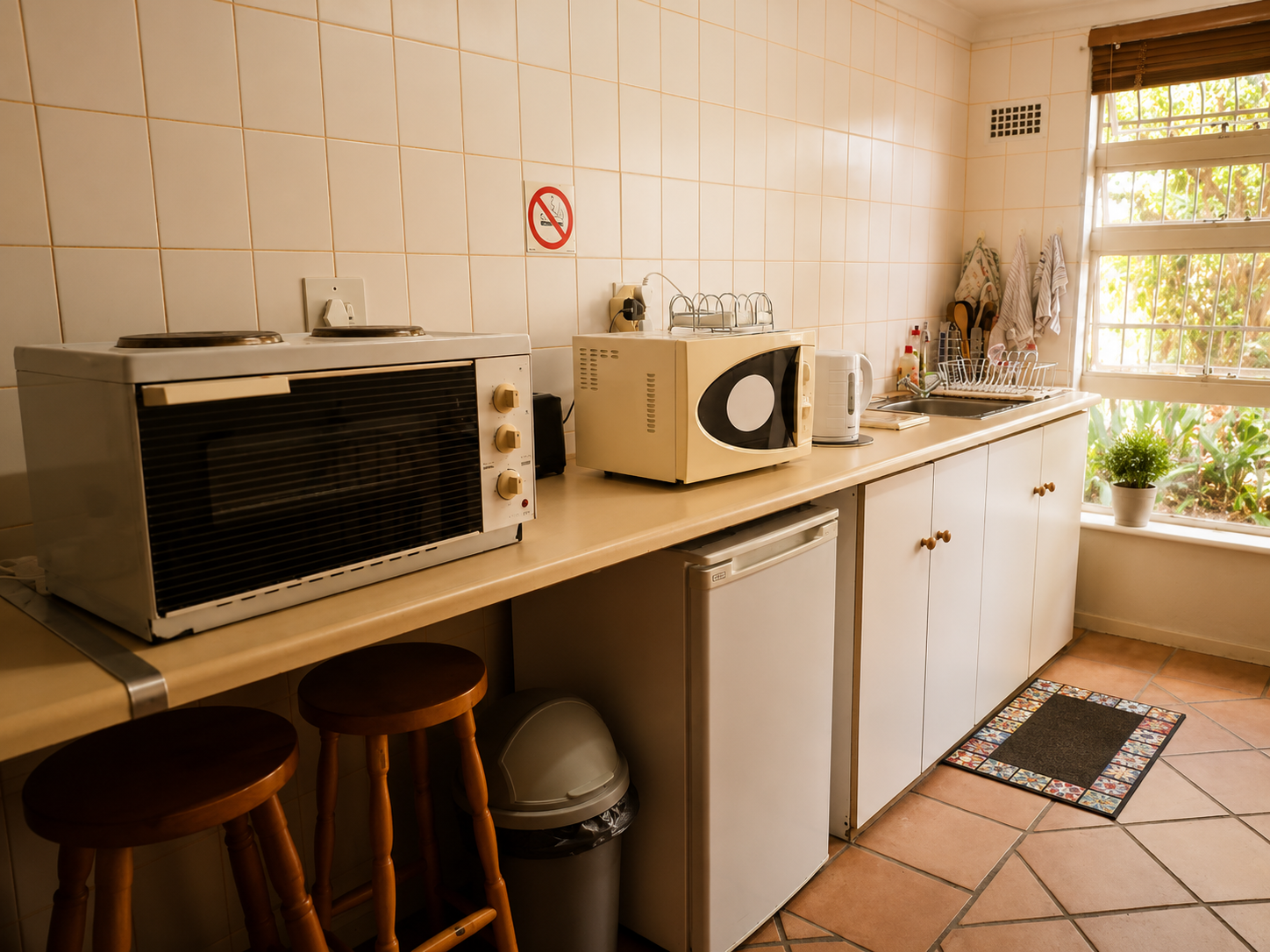 Hibiskus Suite kitchenette with microwave, kettle, mini fridge, sink and self-catering counter space